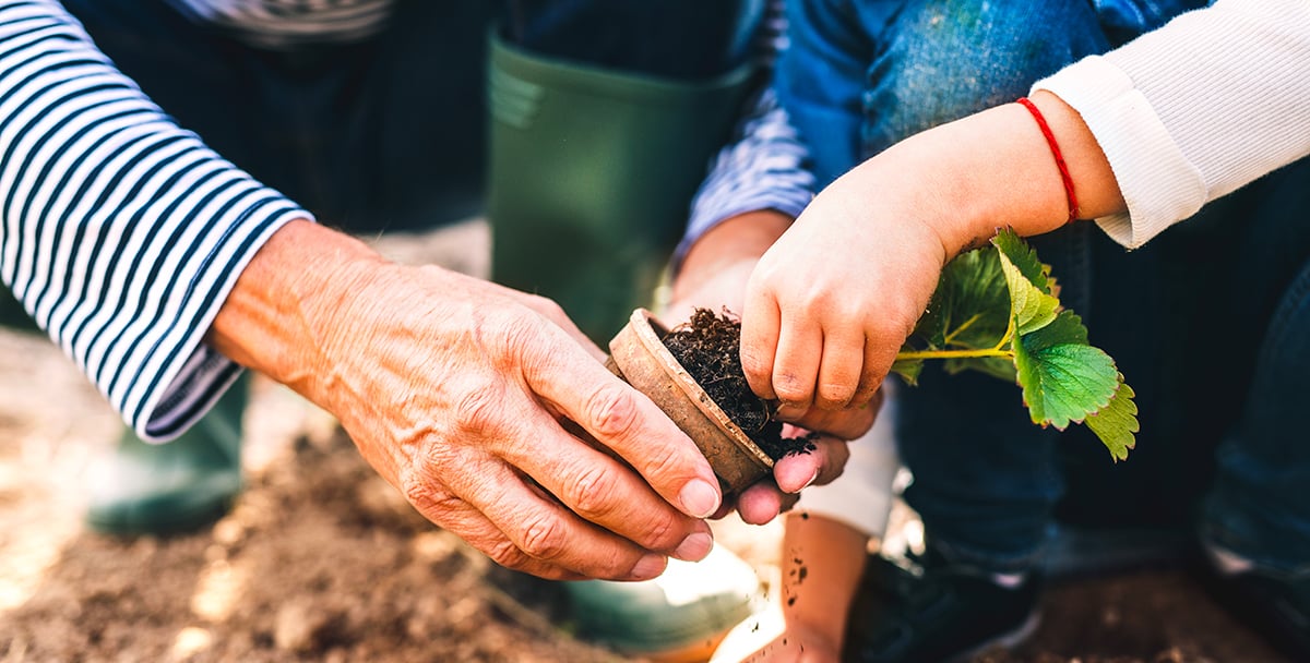 femme et enfant jardinant