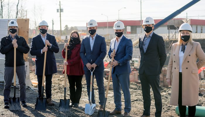 Pelletée de terre de la phase 2 de la construction des condos locatifs Station 7 à Saint-Jérpome