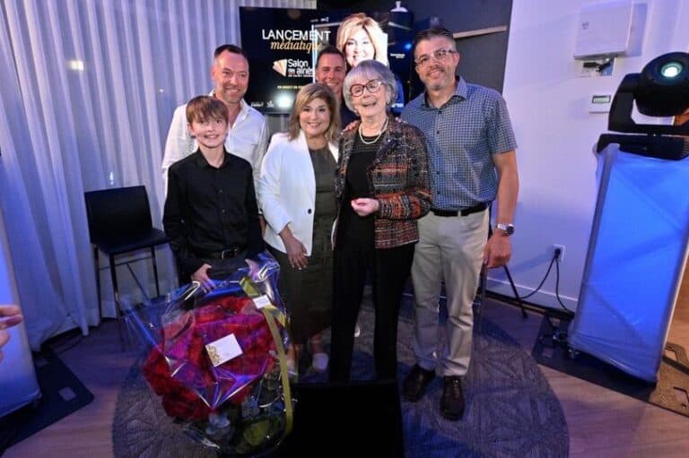 L'animatrice Marie-Claude Barrette et l'actrice Béatrice Picard, entourées de l'équipe de Station 7, lors du lancement du Salon des aînés de Saint-Jérôme