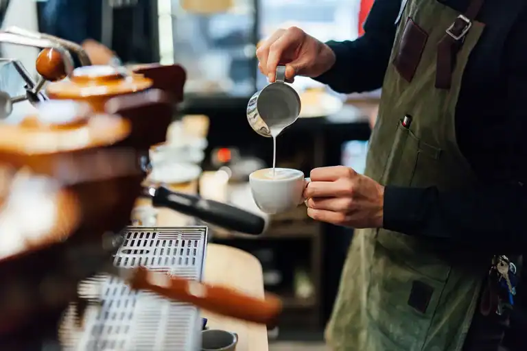 Barista préparant un café dans un restaurant de quartier