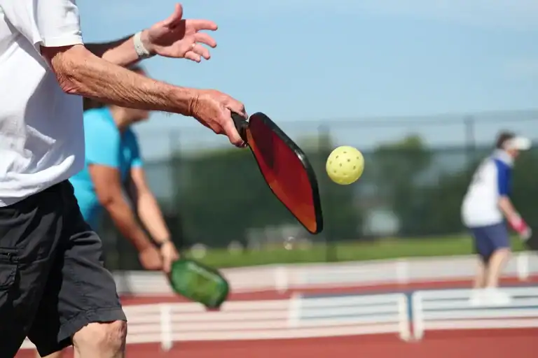 Joueurs de pickleball sur un terrain extérieur