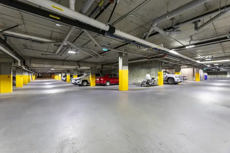 Stationnement intérieur accessible aux résidents des condos Station 7 à Saint-Jérôme
