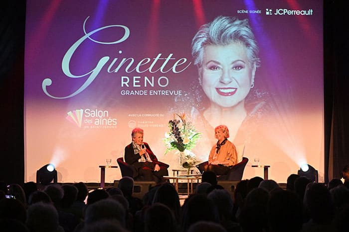 Ginette Reno en entrevue sur scène, lors du Salon des Aînés de Saint-Jérôme